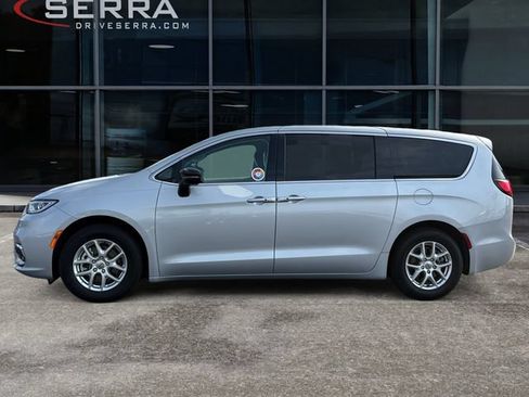 Used 2024 Chrysler Pacifica Touring-L FWD image 2