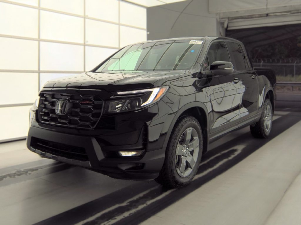 Used 2025 Honda Ridgeline TrailSport image 2