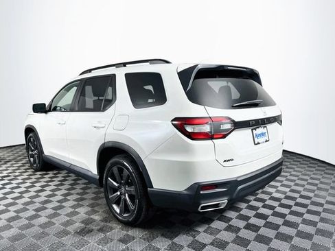 Used 2025 Honda Pilot Sport image 4