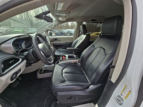 Used 2023 Chrysler Pacifica Touring-L image 14