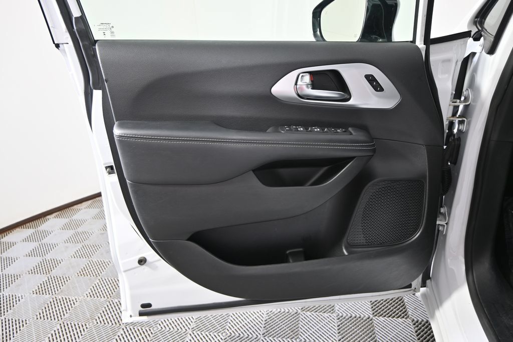 Used 2025 Chrysler Pacifica Limited FWD image 21