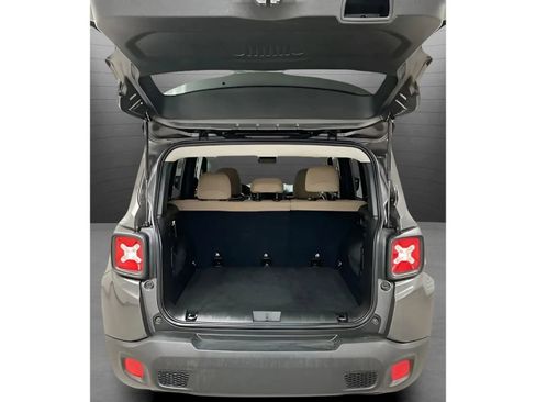 Used 2018 Jeep Renegade Latitude FWD image 16