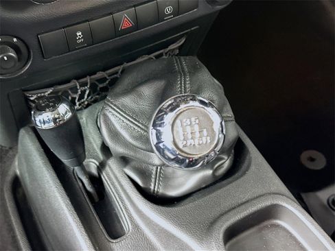 Used 2015 Jeep Wrangler Unlimited Sahara image 14