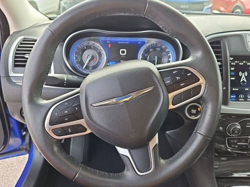 Used 2019 Chrysler 300 Touring w/ Chrome Appearance Package image 27