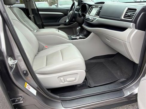 Used 2018 Toyota Highlander XLE image 13