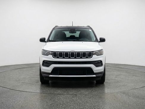 Used 2025 Jeep Compass Trailhawk AWD/4WD image 2