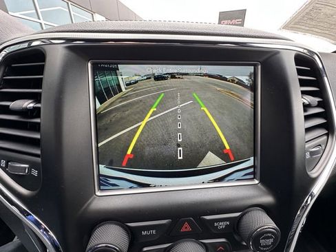 Used 2018 Jeep Grand Cherokee Limited image 21