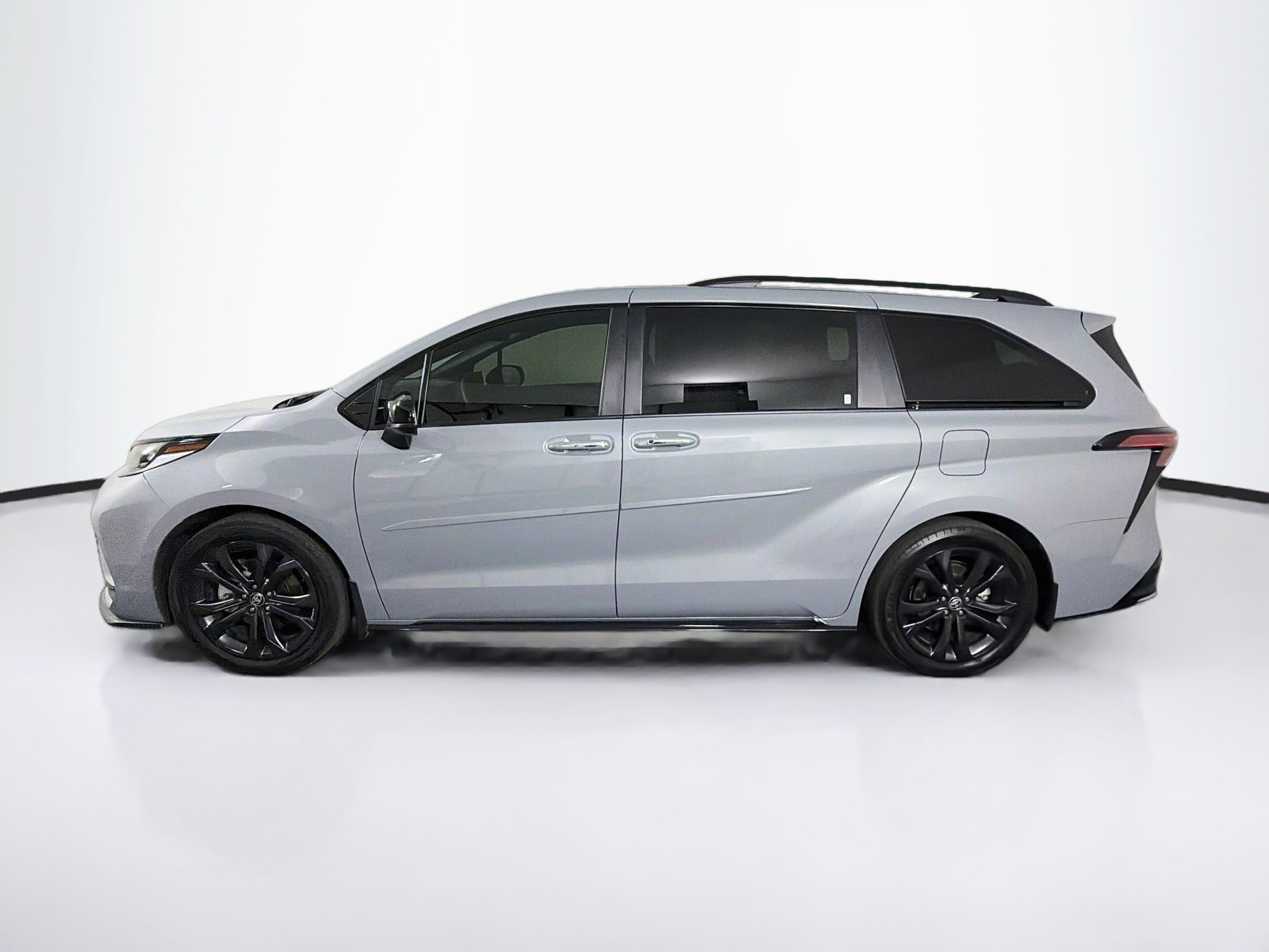 Used 2025 Toyota Sienna XSE FWD image 4