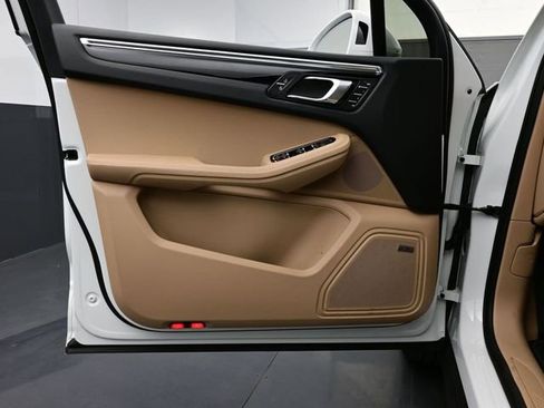 Certified 2025 Porsche Macan AWD/4WD image 7