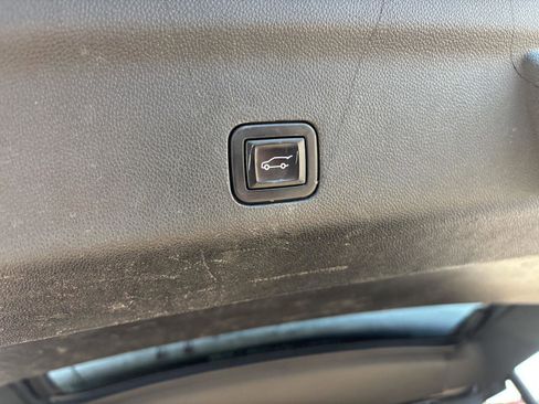 Used 2022 GMC Yukon XL SLT w/ SLT Premium Package RWD image 8