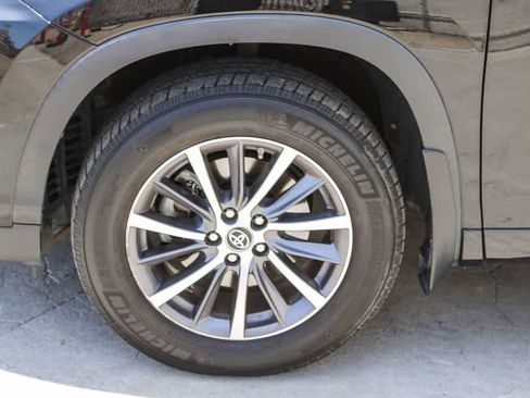 Used 2017 Toyota Highlander XLE AWD/4WD image 5
