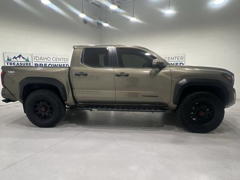 Used 2024 Toyota Tacoma TRD Off-Road w/ TRD Off Road Upgrade Package AWD/4WD image 9
