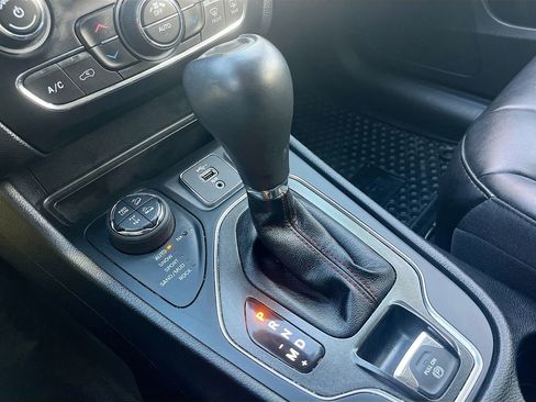 Used 2022 Jeep Cherokee Trailhawk AWD/4WD image 16