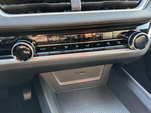 New 2026 Chevrolet Equinox LT w/ Convenience Package II FWD image 38