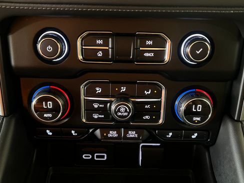 Used 2021 Chevrolet Tahoe Z71 w/ Luxury Package AWD/4WD image 32