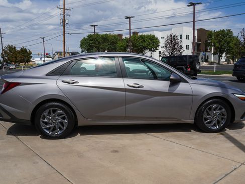 Used 2024 Hyundai Elantra SEL FWD image 9