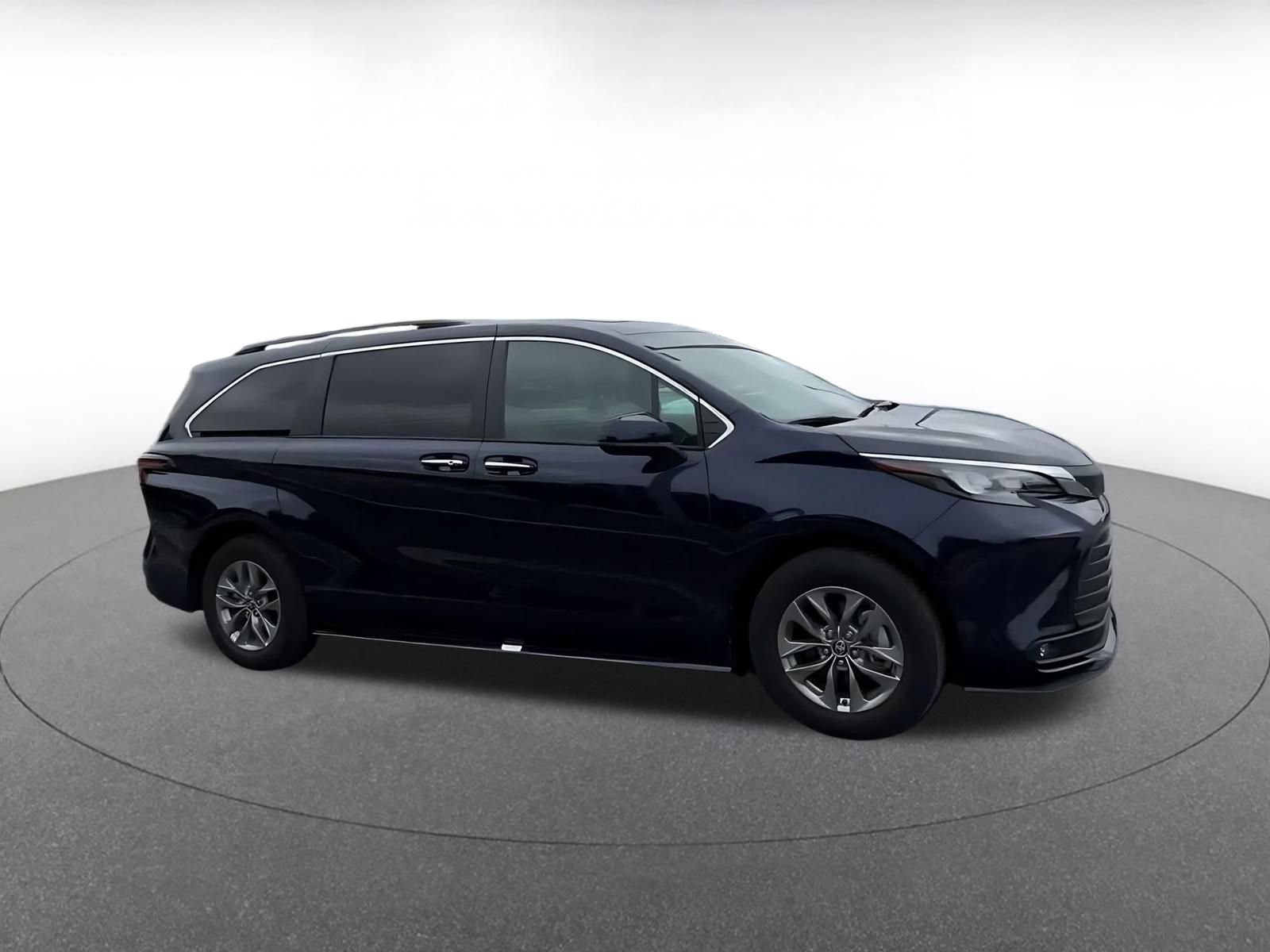 Used 2025 Toyota Sienna XLE FWD image 2