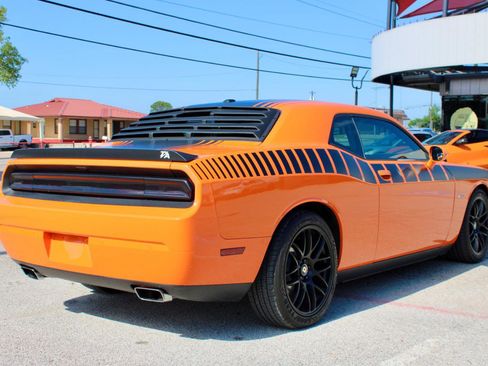 Used 2014 Dodge Challenger R/T RWD image 3