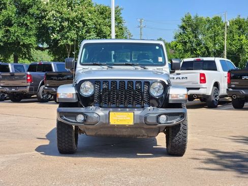 Used 2022 Jeep Gladiator Overland AWD/4WD image 2