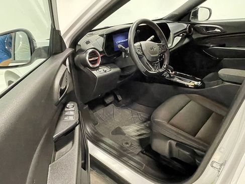 Used 2025 Chevrolet Trax RS FWD image 18