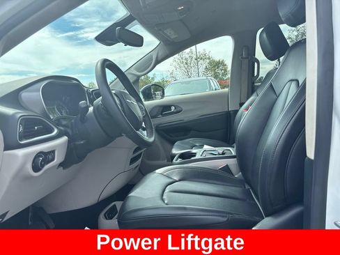 Used 2024 Chrysler Pacifica Touring-L FWD image 11