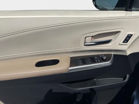 Used 2021 Toyota Sienna Limited image 14