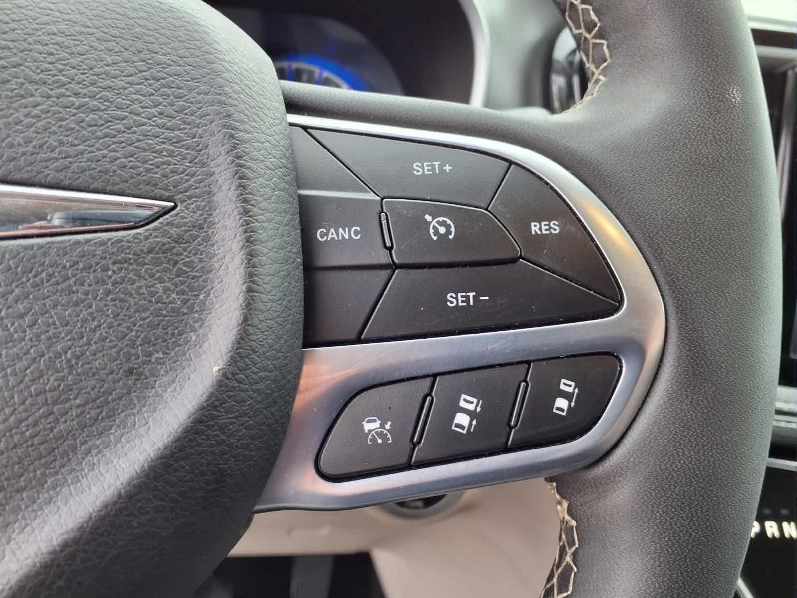 Used 2024 Chrysler Pacifica Touring-L FWD image 23