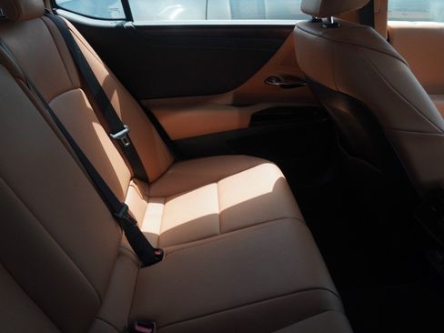 Used 2024 Lexus ES 350 w/ Premium Package FWD image 11
