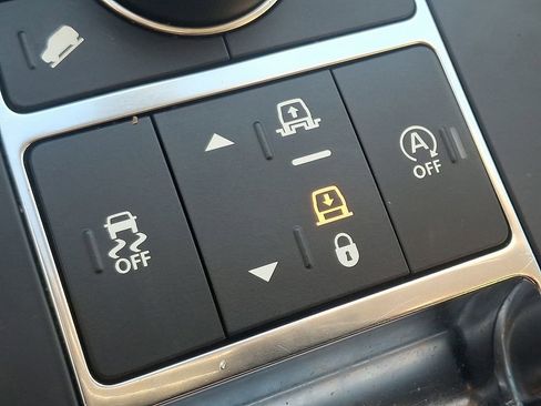 Used 2019 Land Rover Discovery SE image 23