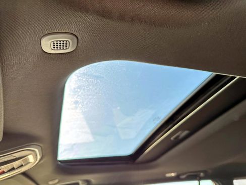 Used 2025 Jeep Grand Cherokee Altitude AWD/4WD image 6