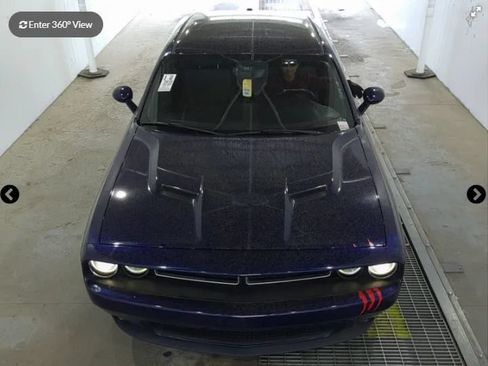 Used 2015 Dodge Challenger SXT RWD image 4