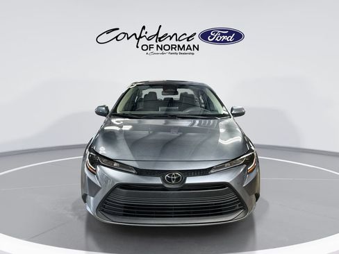 Used 2025 Toyota Corolla LE FWD image 2