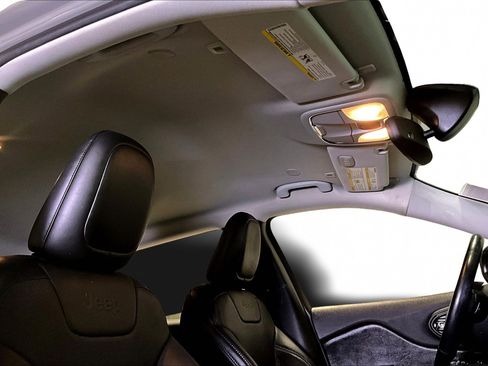 Used 2019 Jeep Cherokee Limited image 26