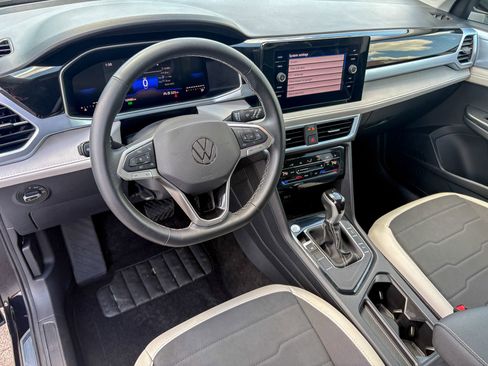 Used 2025 Volkswagen Taos SE FWD image 21