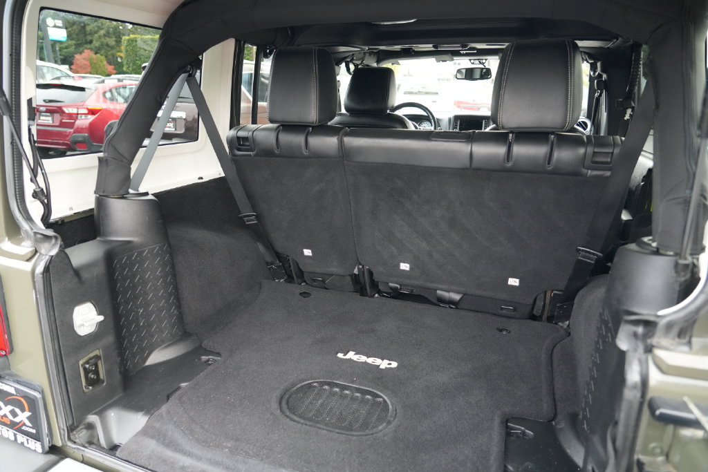 Used 2015 Jeep Wrangler Unlimited Sahara w/ Connectivity Group AWD/4WD image 24