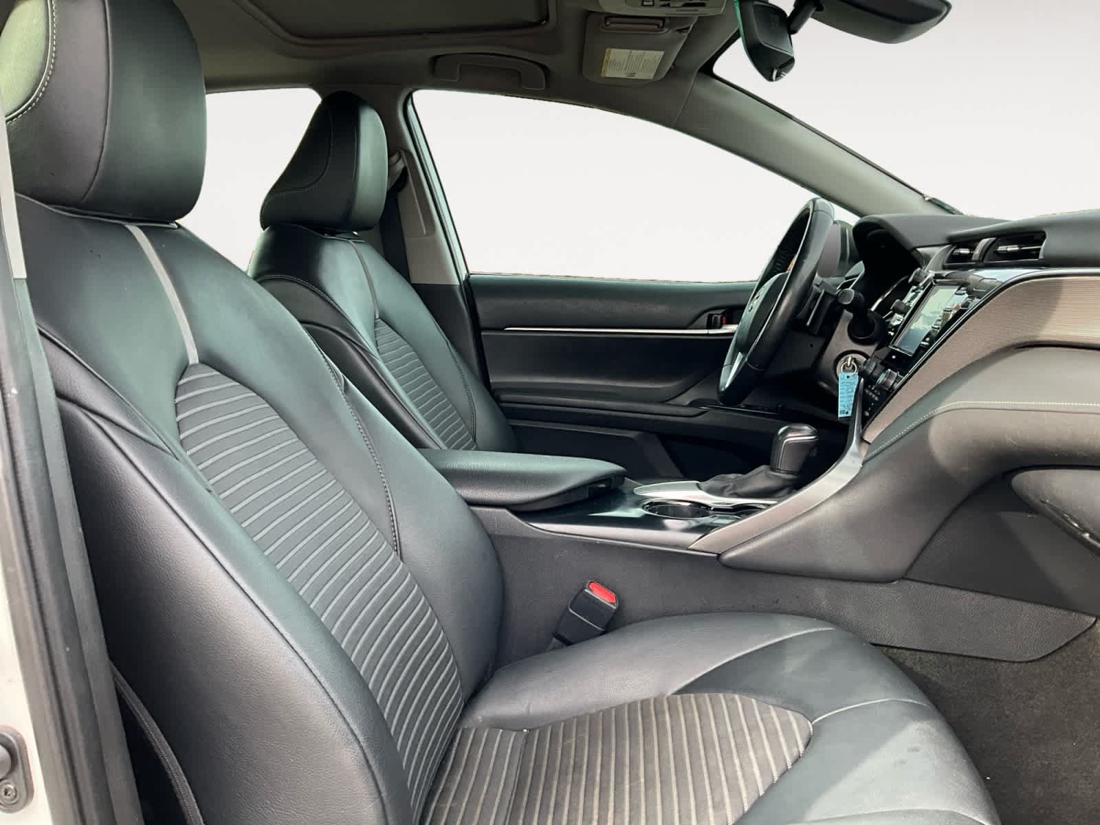 Used 2020 Toyota Camry SE FWD image 11