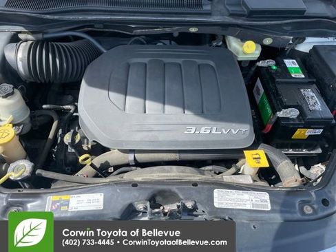 Used 2013 Chrysler Town & Country Touring image 28