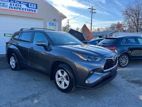 Used 2023 Toyota Highlander LE AWD/4WD image 2