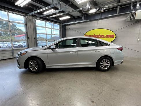 Used 2018 Hyundai Sonata SE FWD image 2
