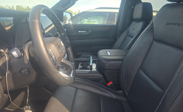 Used 2025 GMC Yukon XL Denali AWD/4WD image 4