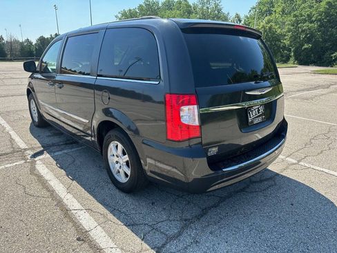 Used 2012 Chrysler Town & Country Touring w/ Entertainment Group #1 FWD image 6