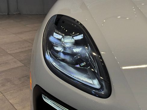 Used 2025 Porsche Macan image 12