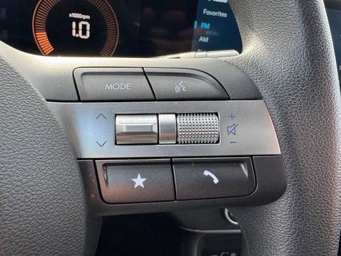 Certified 2025 Hyundai Kona SE image 17