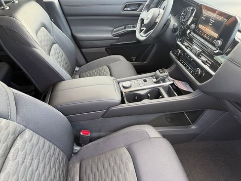 Used 2024 Nissan Pathfinder SV image 18