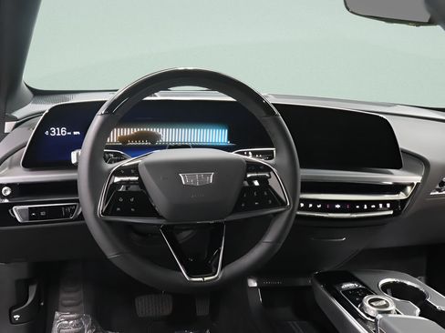 Used 2025 Cadillac Lyriq Luxury w/ LPO, Floor Liner Package AWD/4WD image 6
