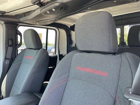 Used 2024 Jeep Gladiator Rubicon w/ Technology Group AWD/4WD image 20