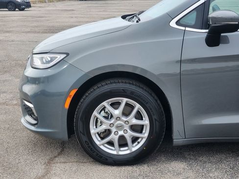 Used 2023 Chrysler Pacifica Touring-L image 8