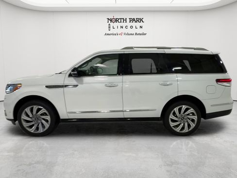 Used 2024 Lincoln Navigator Premiere AWD/4WD image 2