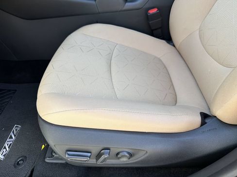 Used 2021 Toyota RAV4 XLE w/ Convenience Package FWD image 20
