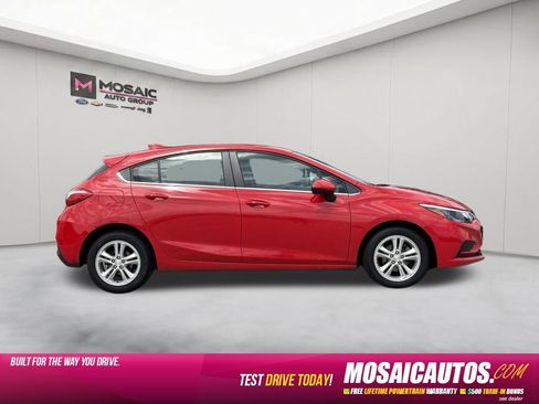 Used 2018 Chevrolet Cruze LT w/ Convenience Package FWD image 8
